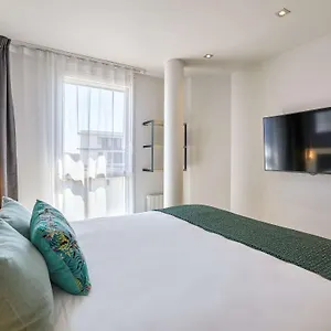 & Adagio Apartahotel